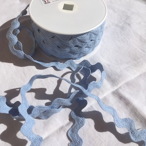 Serpentinfärgat rickrackband, bomull, himmelsblått (2), 35 mm brett