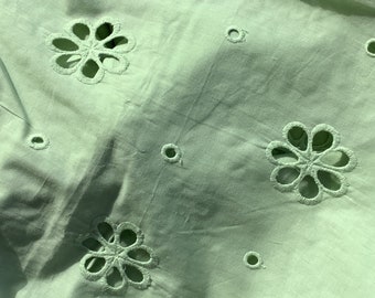 Coupon de tissu, popeline de coton, broderie anglaise, grosses fleurs, ton vert clair, vendu par 50 cm