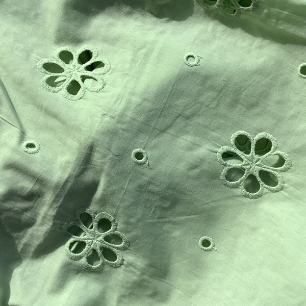 Coupon de tissu, popeline de coton, broderie anglaise, grosses fleurs, ton vert clair, vendu par 50 cm