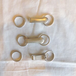 Mattgrått metallfäste, 8 cm längd