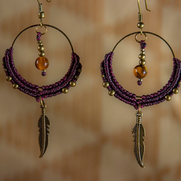 Boucles d'oreilles macramé, perles de pierres; œil de tigre, plumes, perles en métal couleur bronze, crochets en acier inoxydable