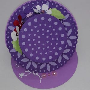 Carte chevalet avec mini chapeau canotier , création originale fait main .