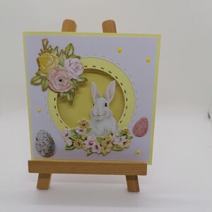 Carte avec lapin de pâques , carte aux couleurs printanières . Bild 1