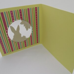 Carte avec lapin de pâques , carte aux couleurs printanières . Bild 3