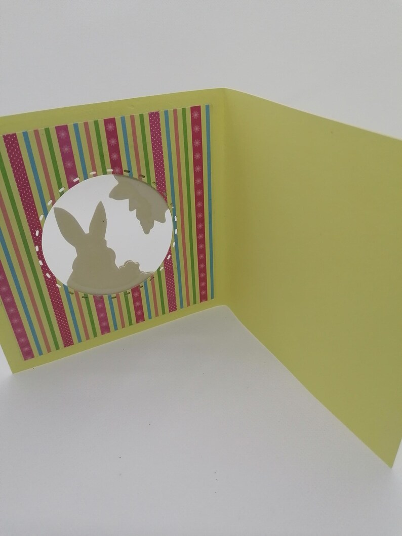 Carte avec lapin de pâques , carte aux couleurs printanières . Bild 3