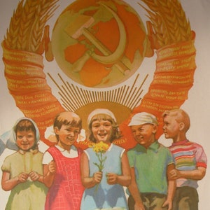 Cartel soviético ucraniano Emblema del Estado y niños felices URSS agitación Propaganda comunista
