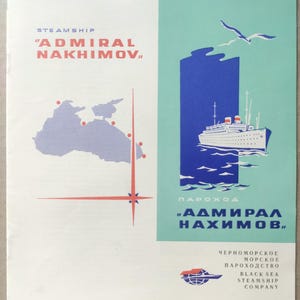 Op de afbeelding: Vintage reisaffiche voor de Black Sea Steamship Company, met de "Admiral Nakhimov". De poster heeft een blauw en turquoise kleurenschema, met een gestileerde kaart, een scheepsillustratie en tekst in het Engels en Cyrillisch.