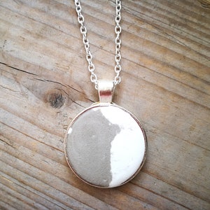 Chain &quot;Nimbly Dark&quot; with white and grey concrete