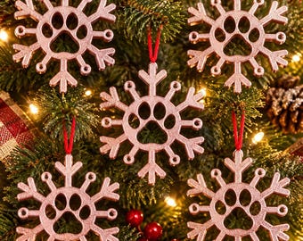 Conjunto de 5 enfeites de Natal em formato de patinha de cachorro rosa – Flocos de neve para pendurar na árvore de Natal.