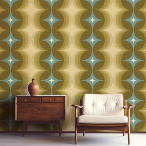 Puede incluir: Una sala de estar de estilo moderno de mediados de siglo con un sillón blanco y una cómoda de madera contra una pared con un papel tapiz geométrico retro en tonos verdes, amarillos y azules.