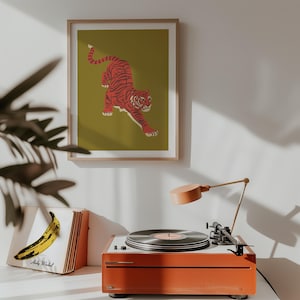 Impresión de póster artístico retro con gráfico de tigre, color plano dibujado a mano, naranja sobre verde, disponible en 5 tamaños.