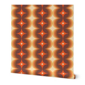 Può includere: Un rotolo di carta da parati con un motivo geometrico ripetitivo a colonne verticali. Il design è composto da forme curve concentriche in tonalità marrone scuro, arancione bruciato e beige chiaro, centrate da piccole stelle bianche a quattro punte.