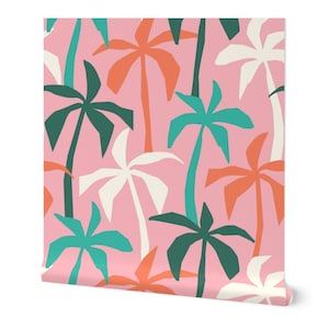 Puede incluir: Un rollo de papel pintado con un patrón repetido de palmeras estilizadas. Los árboles son de color blanco, naranja, verde azulado y verde oscuro sobre un fondo rosa. El diseño tiene una estética de papel recortado.