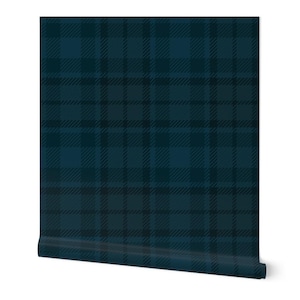 Könnte beinhalten: Eine Tapetenrolle mit einem dunkel türkis- und marineblauen Karomuster. Das Design besteht aus sich kreuzenden vertikalen und horizontalen Linien, die einen klassischen Tartan- oder Holzfäller-Stil bilden. Die Tapete ist aufgerollt und zeigt das sich wiederholende Muster.