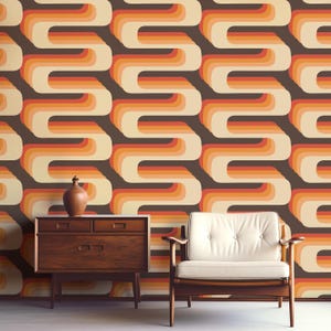 Puede incluir: Un papel pintado de estilo retro con un patrón repetitivo de líneas curvas en capas en tonos naranja, crema y marrón. Una cómoda de madera con un jarrón y una silla de mediados de siglo se encuentran frente al papel pintado.