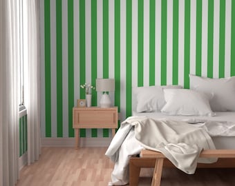 Grün und Weiß gestreifte Tapete, Schälen und aufkleben, rückstandslos wieder ablösbar