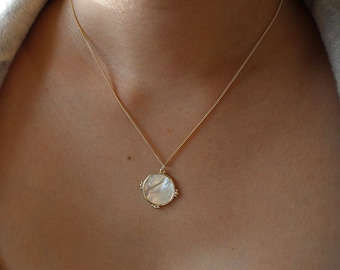 Pearl Pendant Necklace, Mother of Pearl Charm Necklace, Shell Necklace, Gold Pearl Circle Pendant Necklace, Pearl Medallion Necklace