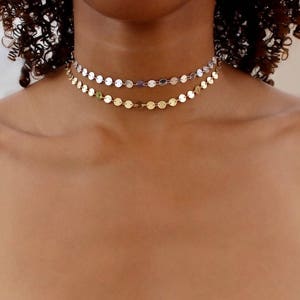 Choker en or délicat / Choker en couches délicates / Choker à disque dor / Choker en pièces dor / Idée cadeau / Idée danniversaire / Choker perlé image 3