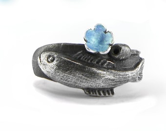 Ring mit Fischmotiv   Silber mit blauem Emaille   Schmuck Mathilde Hagen