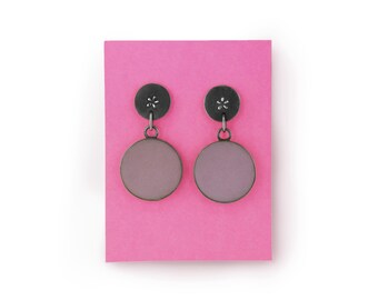 Ohrschmuck in dunkelpatiniertem Silber mit warmem Altrosa  Schmuck Mathilde Hagen