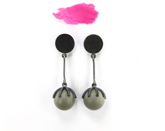 Moderner Ohrschmuck mit graubrauner Kugel Schmuck Mathilde Hagen