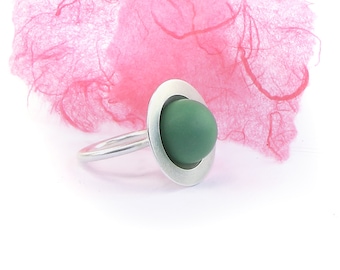 large middle finger ring in 925 silver with a green ball, ring size 58.5