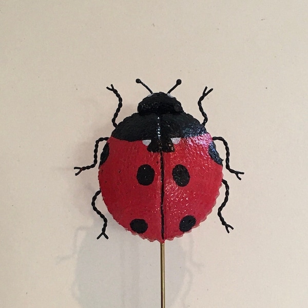 Coccinelle sur socle en bois