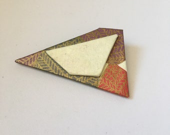 Broche et carton et papier vernie