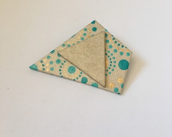 Broche et carton et papier vernie