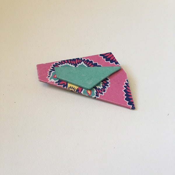 Broche en carton et papier