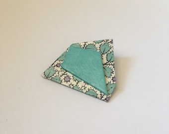 Broche et carton et papier vernie