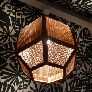 Luminária pendente geométrica em papelão reciclado