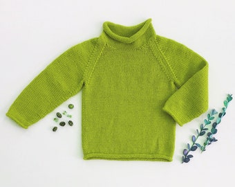 Può includere: Un maglione di lana verde lime con collo alto e maniche lunghe.