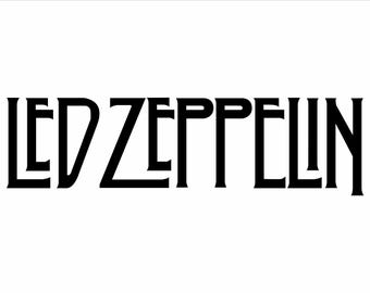 Può includere: Testo nero "LED ZEPPELIN" su sfondo bianco. Il font è audace e stilizzato, con un effetto a strati che dà rilievo alle lettere. L'insieme è pulito e moderno.