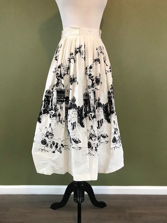 Adorable 1950s White Black Novelty Market Medina S
