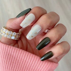 Green & Gold Flakes / Coffin Nails / Press On Nails / Nail Designs / Fake Nails / Glue On Nails / Stick On Nails / Nails with Designs
