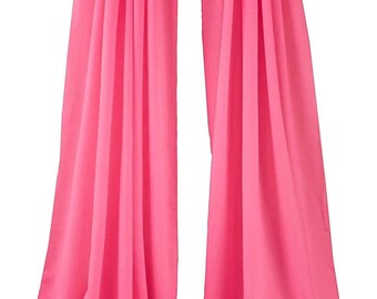 Può includere: Due tende rosa acceso appese a un'asta nera. Il tessuto è drappeggiato in morbide pieghe. Ideali per fondali di eventi o decorazioni per la casa, queste tende aggiungono un tocco di colore e un'atmosfera elegante.