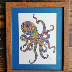 Puede incluir: Una impresión enmarcada de un pulpo geométrico colorido con un passe-partout azul y un marco de madera marrón.