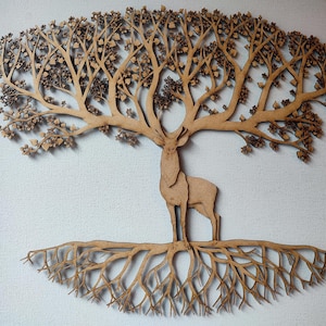 Peut inclure: Une sculpture murale en bois représentant un cerf avec des bois qui forment un arbre avec des racines. Le cerf se tient sur les racines de l'arbre.