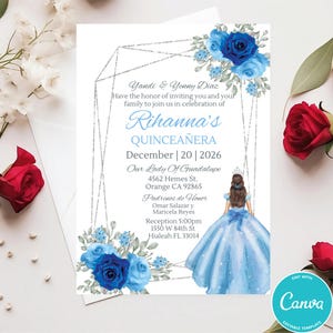 Peut inclure: Une invitation de quinceañera avec un design floral bleu et argenté. L'invitation comprend le nom "Rihanna's QUINCEAÑERA" et les détails de l'événement. Le logo Canva est visible.