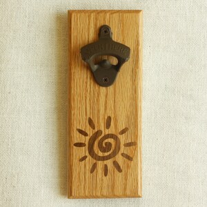 Ouvre-bouteille magnétique avec incrustation solaire (chêne et noyer)