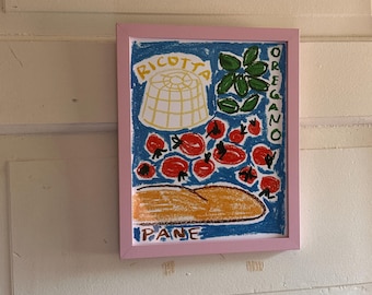 Pode incluir: Uma obra de arte emoldurada com uma ilustração colorida de ingredientes italianos. A imagem inclui um pão, tomates vermelhos, ricota e orégano. As palavras "Ricotta", "Oregano" e "Pane" estão escritas na obra de arte. A moldura é rosa.