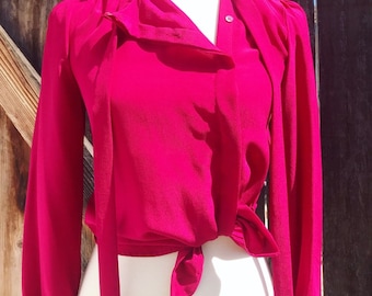 Parte superiore con bottoni laterali fucsia