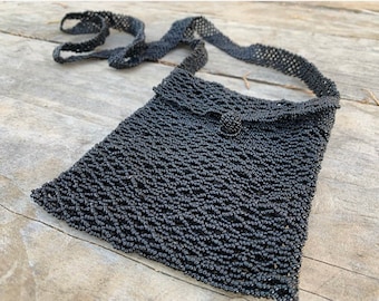 Bolso negro con cuentas