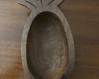 cuenco de piña de madera marrón