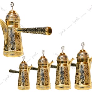 Puede incluir: Conjunto de cinco cafeteras de metal de color dorado con diseños intrincados. Las cafeteras tienen un diseño árabe tradicional con una luna creciente y una estrella en la parte superior. Las cafeteras están dispuestas en fila, con la cafetera más grande en la parte delantera y la más pequeña en la parte trasera.