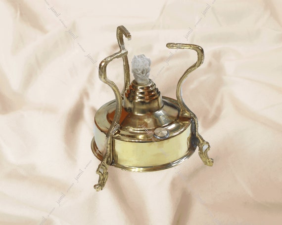 クラシックな装飾の古いスタイルのストーブ、真鍮の灯油ストーブ