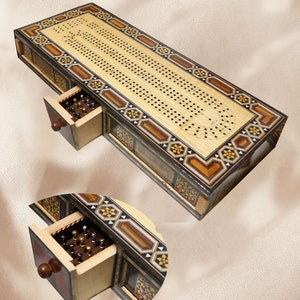 Set di tabellone da cribbage continuo HQ / scatola intarsiata, include (scatola da cribbage da 16 1/2" - 2, 3 e 4 tracce - carte da gioco, pioli) Natale