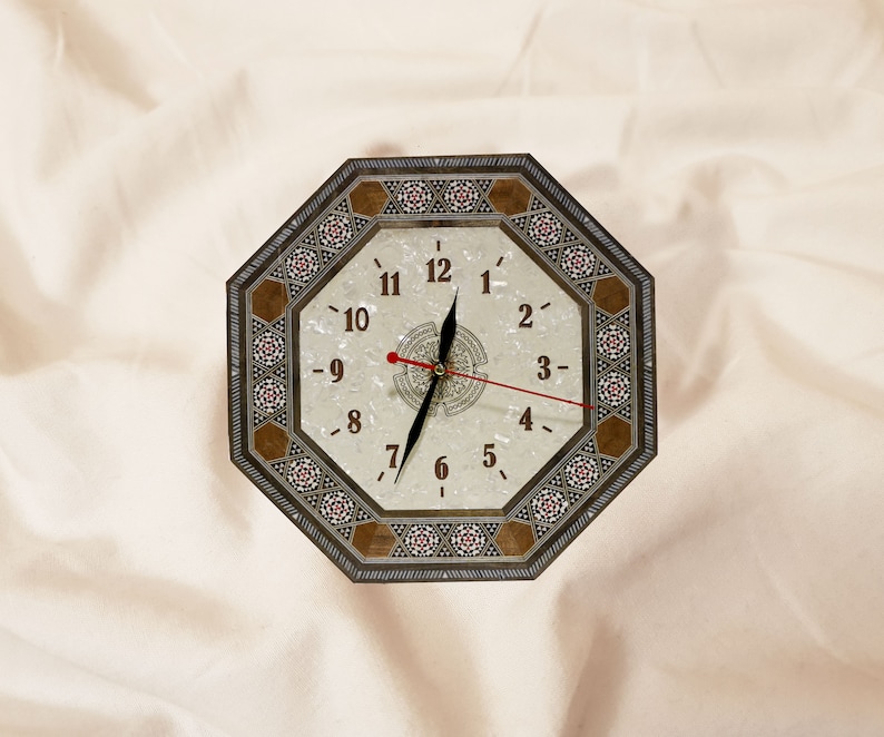 Klocka, väggklocka, armbandsur, graverad träklocka, handgjord klocka, intarsia, mosaik, julklapp, möbler - pärlemor, kontorsinredning Octagonal shape 1