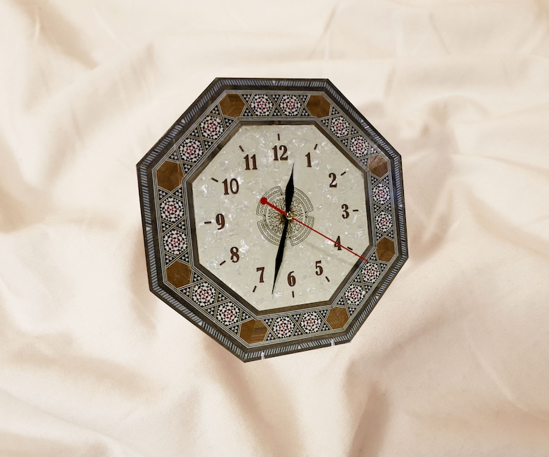 Klocka, väggklocka, armbandsur, graverad träklocka, handgjord klocka, intarsia, mosaik, julklapp, möbler - pärlemor, kontorsinredning bild 4
